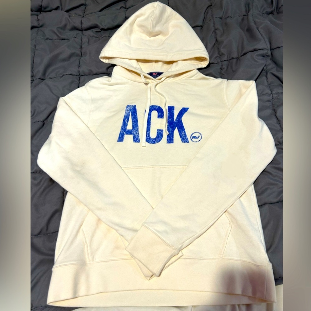 OVER 50% OFF vineyard vines hoodie great for summer
